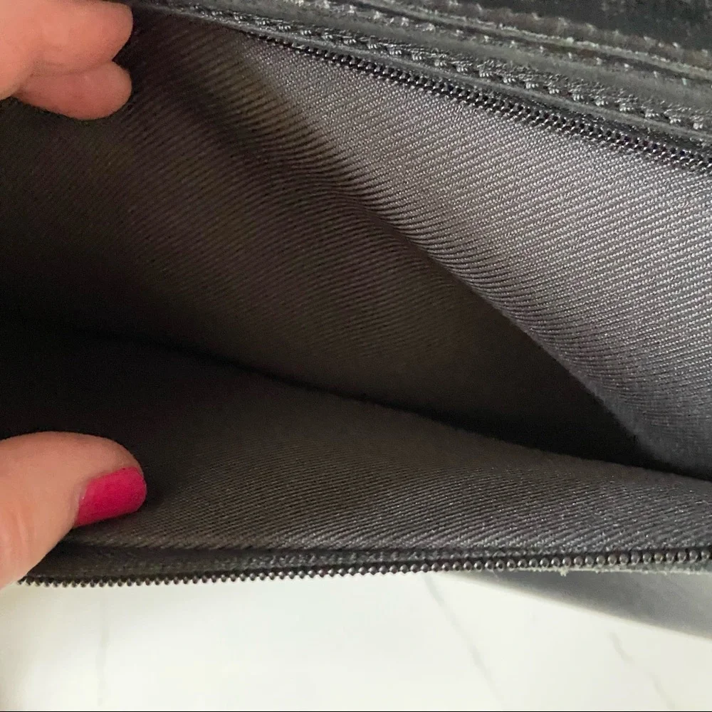 Tumi Black Leather Crossbody Messenger Bag Lock and Keys included. - Picture 7 of 12